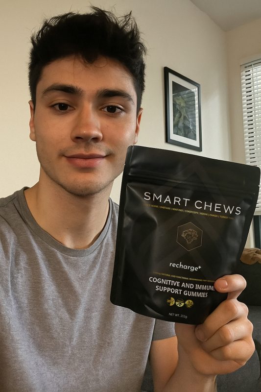 Zadovoljen uporabnik drži vrečko Smart Chews – funkcionalni bomboni z glivami za fokus, energijo in dobro počutje