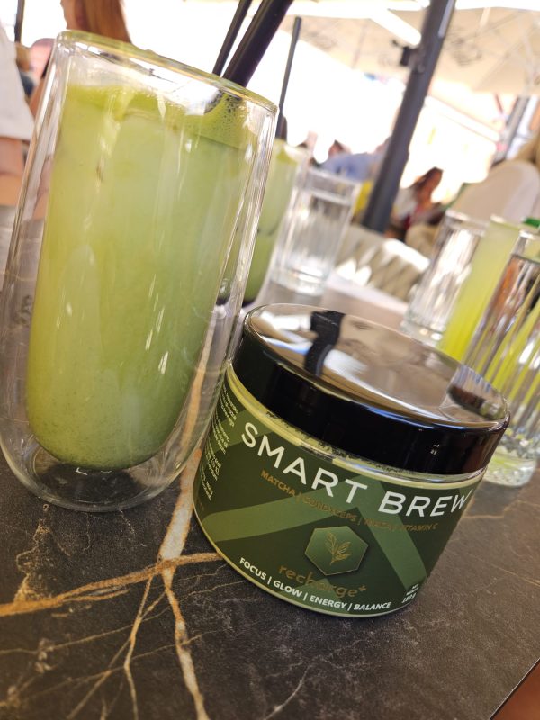 Skodelica Smart Brew matcha latte na mizi – naravna energija in fokus iz zelenega čaja