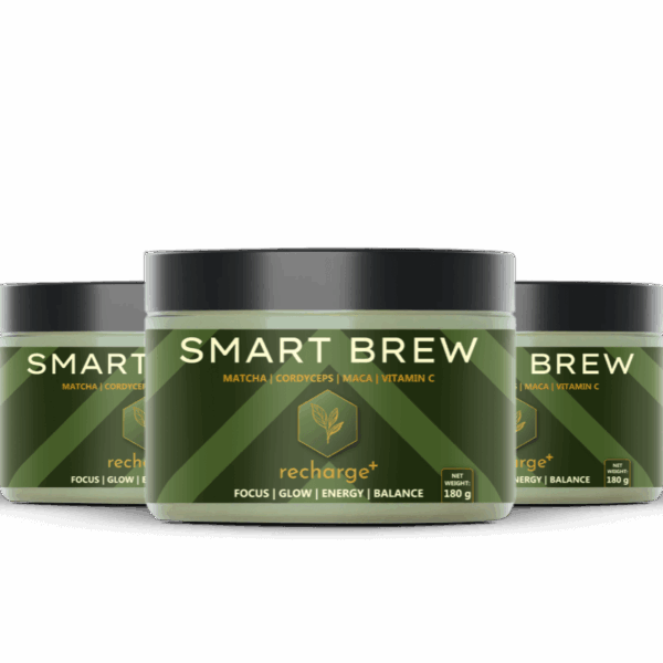 Smart Brew – instant matcha latte v prahu z izvlečkom kordicepsa, mace in vitaminom C v elegantni embalaži RechargePlus.