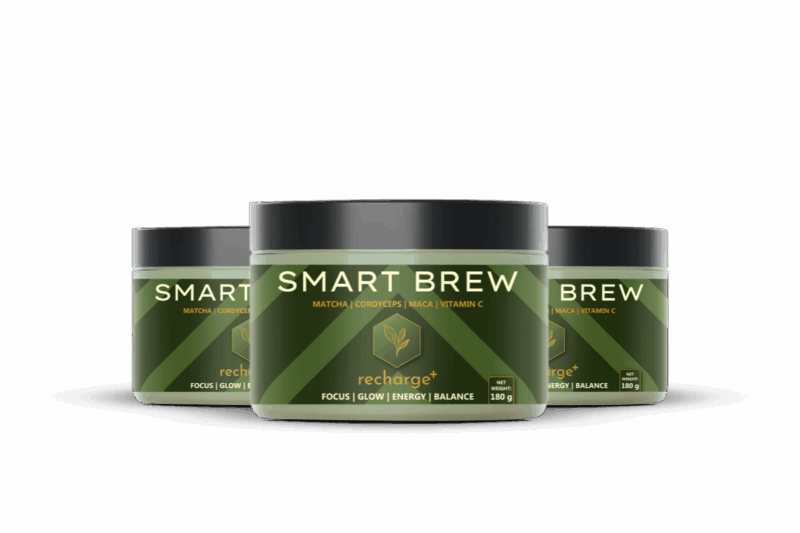 Smart Brew – instant matcha latte v prahu z izvlečkom kordicepsa, mace in vitaminom C v elegantni embalaži RechargePlus.