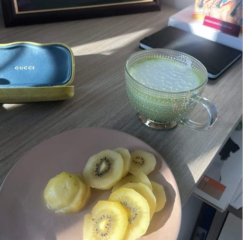 Skodelica Smart Brew matcha latte na mizi – naravna energija in fokus iz zelenega čaja