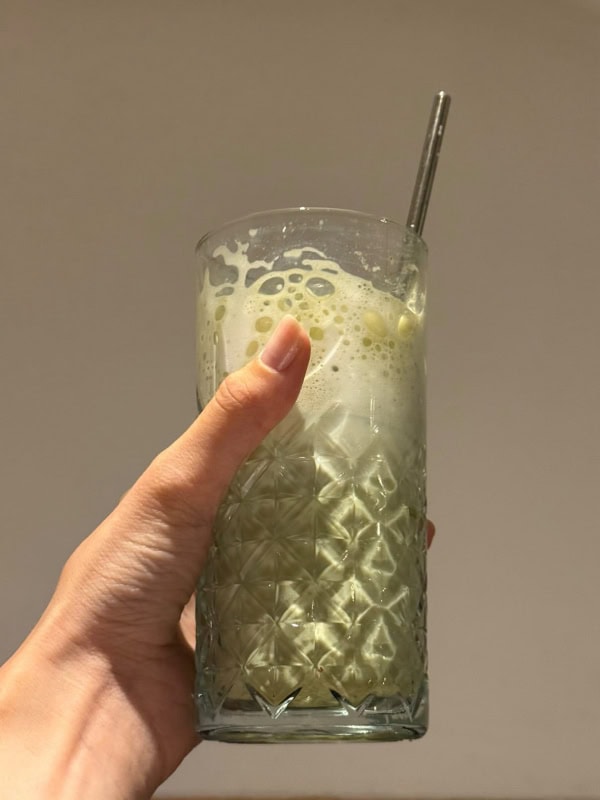 Skodelica Smart Brew matcha latte na mizi – naravna energija in fokus iz zelenega čaja