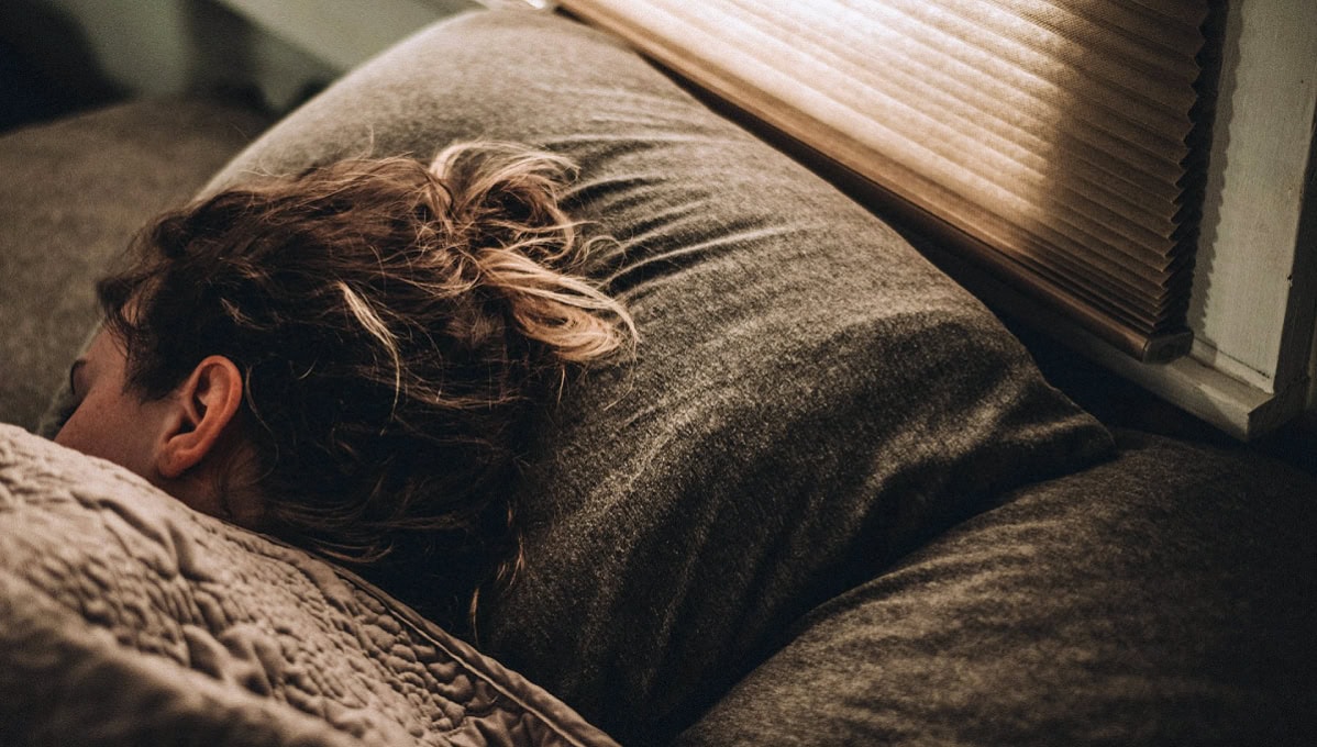 Melatonin in spanje – naravni hormon teme za lažji spanec in podporo cirkadianemu ritmu